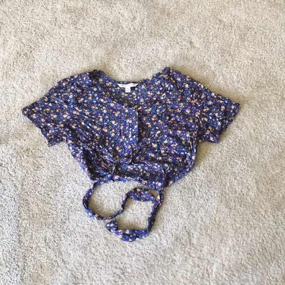 American Eagle Outfitters Tops - American eagle crop top!!